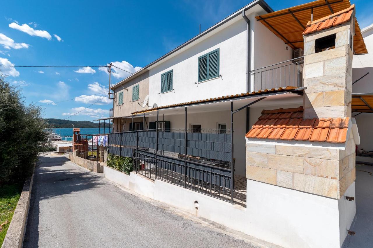 Apartment Radic-Perfect Location For Summer Activities Trogir Exterior foto