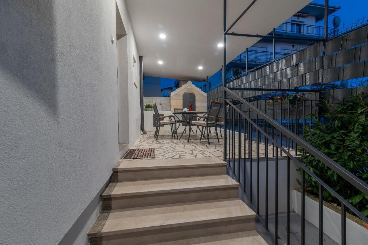 Apartment Radic-Perfect Location For Summer Activities Trogir Exterior foto