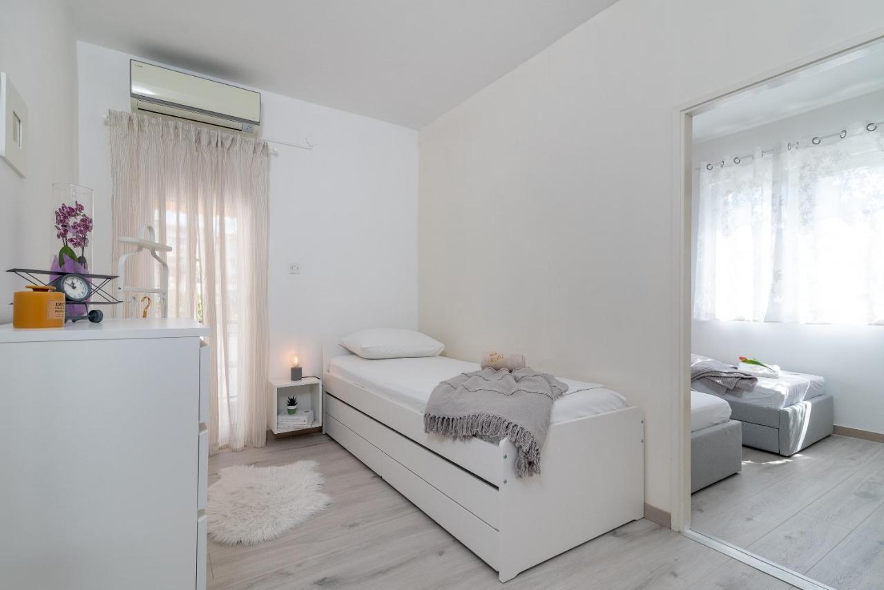 Apartment Radic-Perfect Location For Summer Activities Trogir Exterior foto