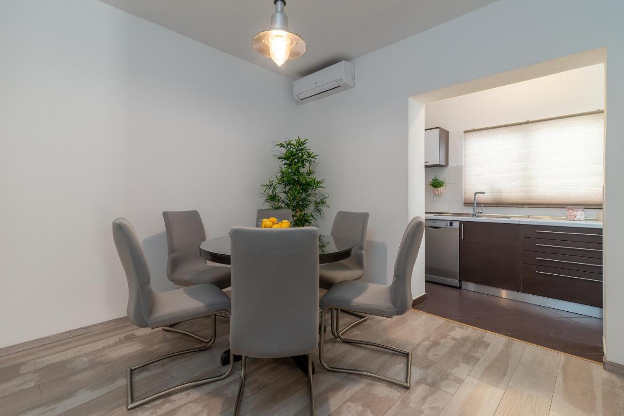 Apartment Radic-Perfect Location For Summer Activities Trogir Exterior foto