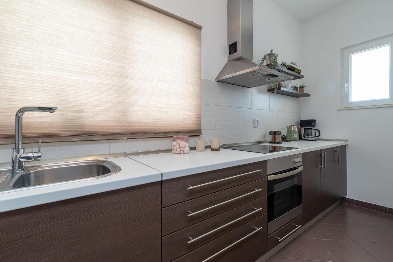 Apartment Radic-Perfect Location For Summer Activities Trogir Exterior foto