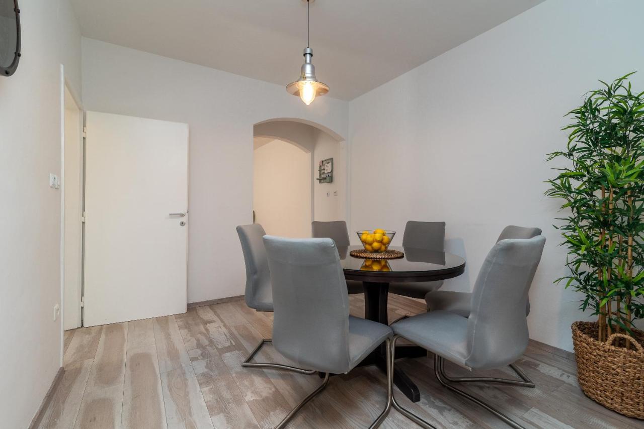 Apartment Radic-Perfect Location For Summer Activities Trogir Exterior foto