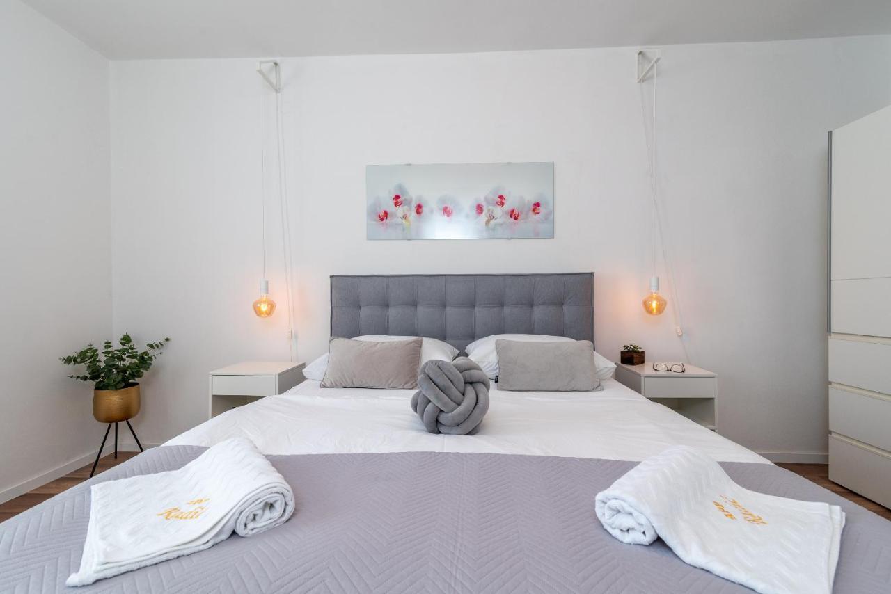 Apartment Radic-Perfect Location For Summer Activities Trogir Exterior foto