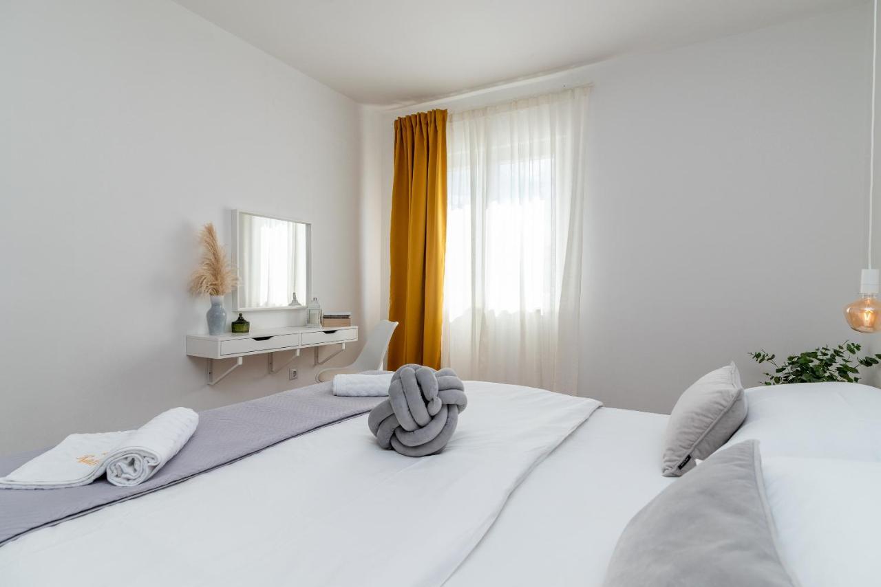 Apartment Radic-Perfect Location For Summer Activities Trogir Exterior foto